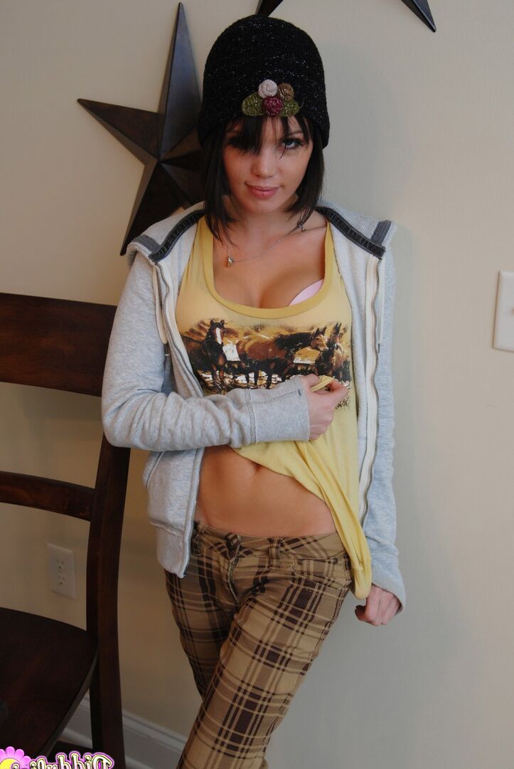 12P Diddys big perfect breasts almost fall of her bra as she bends over