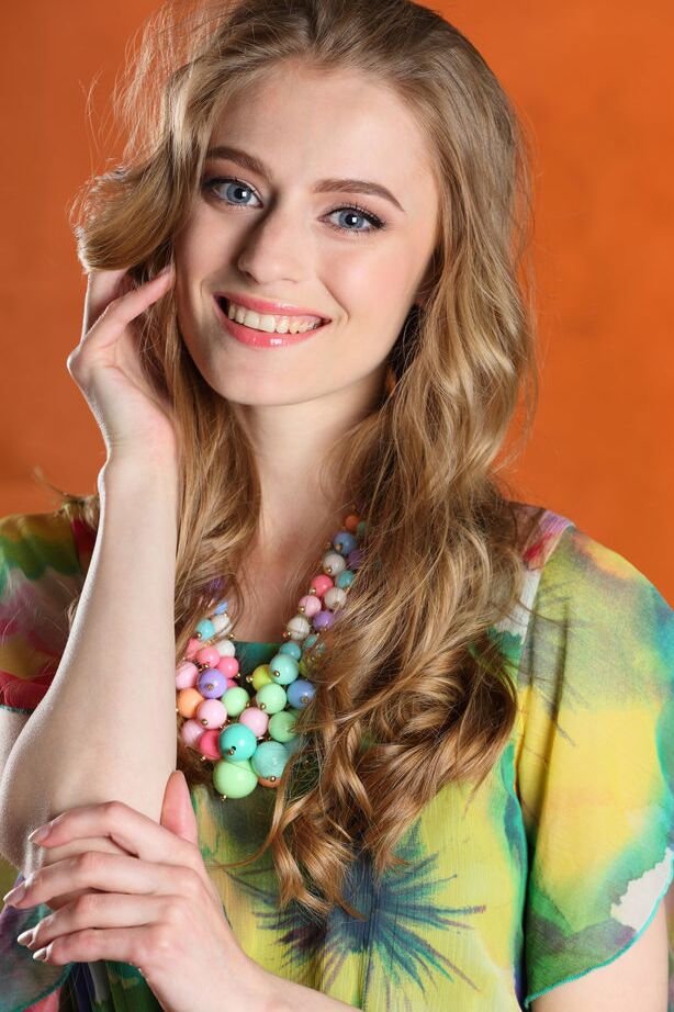18P A adolescente Leggy Rebecca G tira um vestido longo e calcinha para poses nuas confiantes