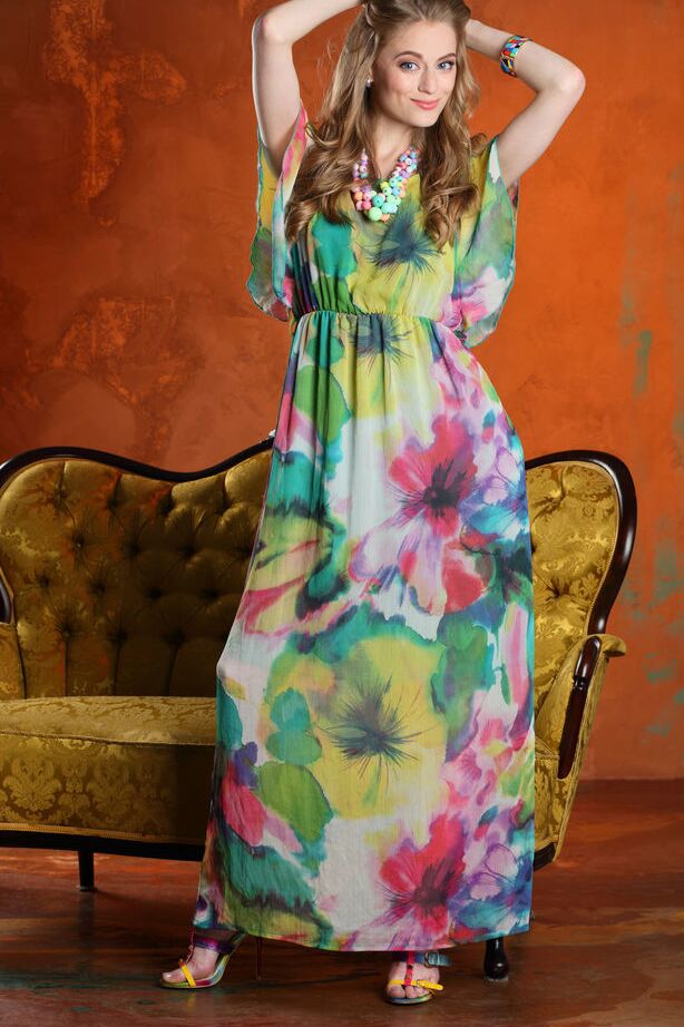 18P A adolescente Leggy Rebecca G tira um vestido longo e calcinha para poses nuas confiantes