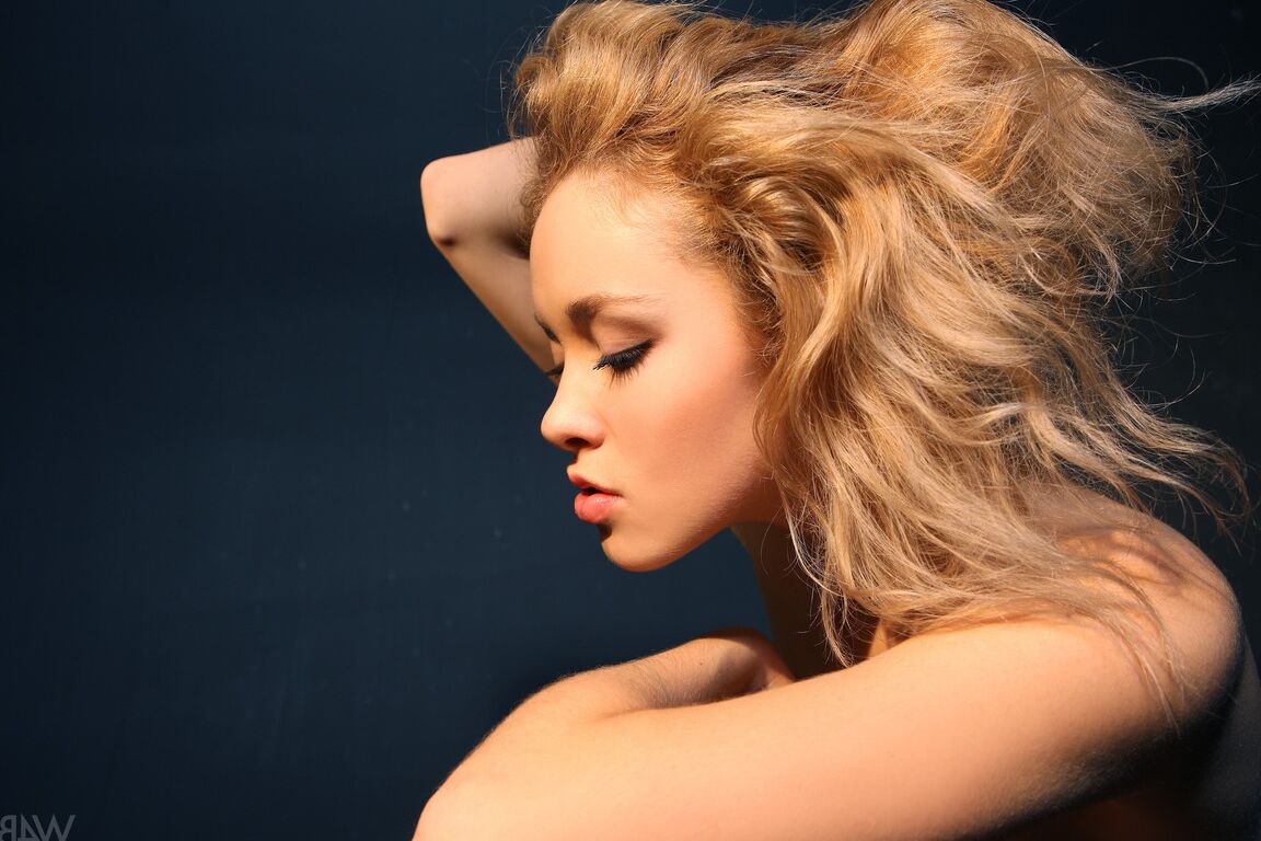 21P Babe com lindos olhos Alissa White posa eroticamente completamente nua