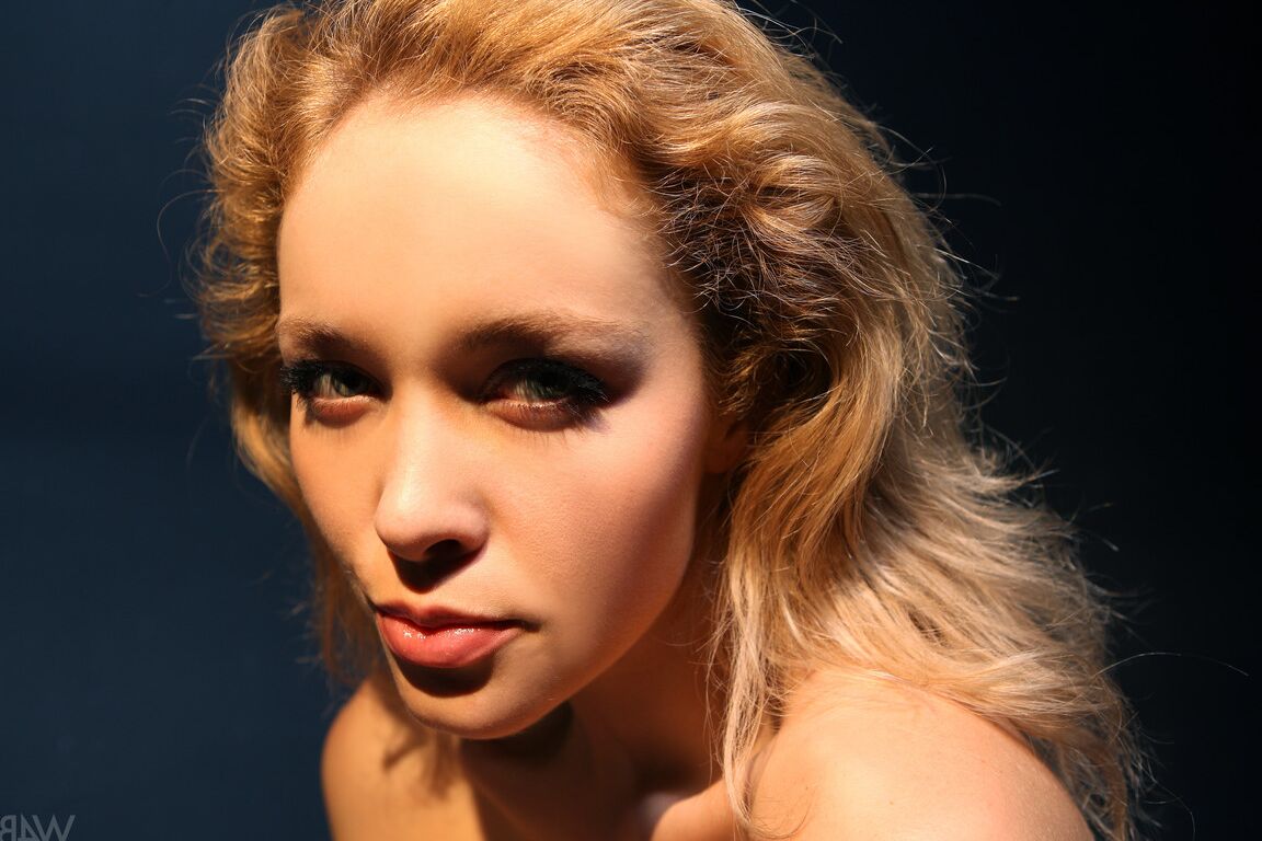 21P Babe com lindos olhos Alissa White posa eroticamente completamente nua