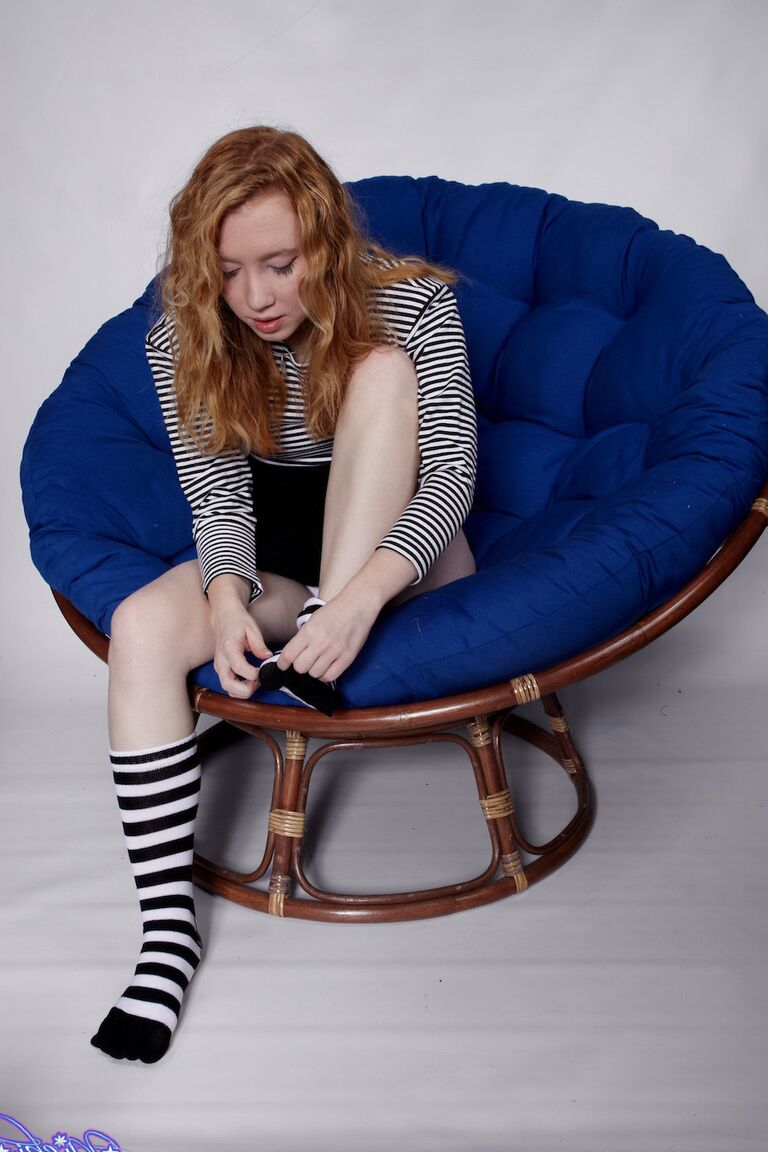 21P La sexy estadounidense Nicki Blue se desnuda hasta quedar en calcetines y posa desnuda provocativamente