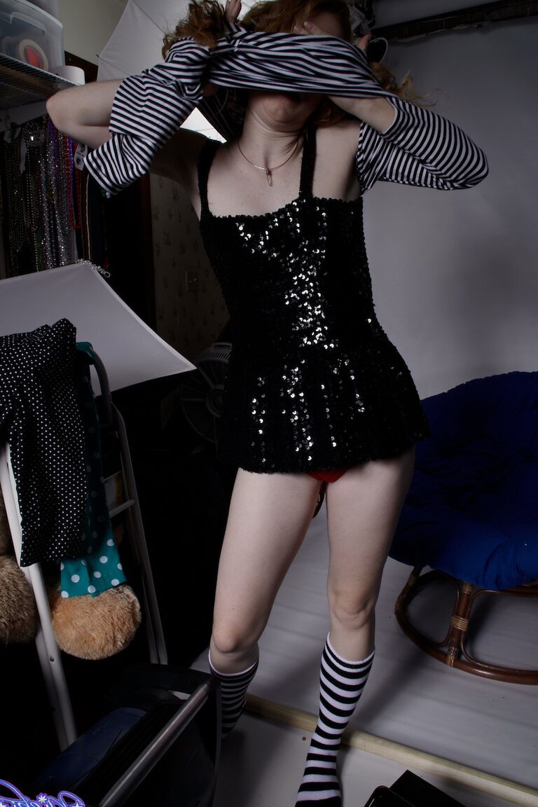 21P La sexy estadounidense Nicki Blue se desnuda hasta quedar en calcetines y posa desnuda provocativamente