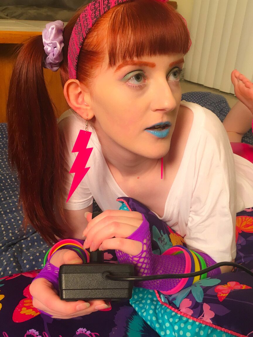 15P Gata ruiva com tranças Krystal Orchid cavalga um sybian em seu quarto