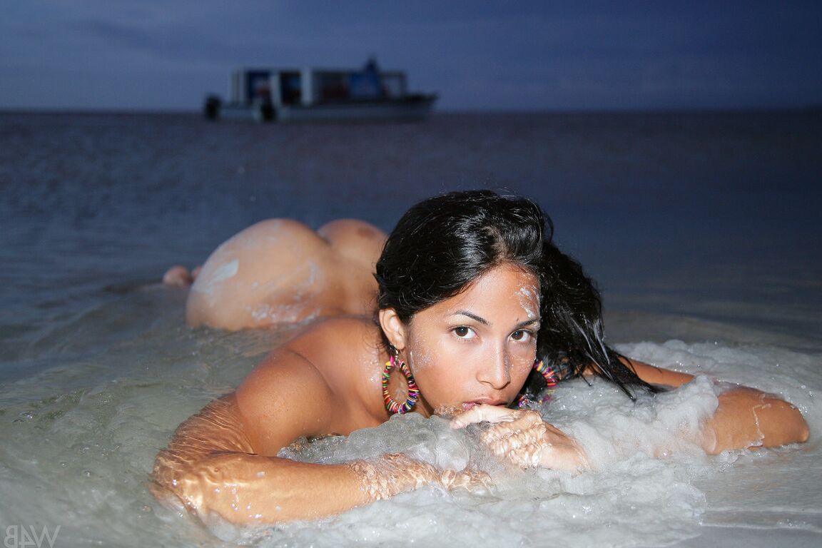 21P, la jeune Latina Ruth Medina expose ses petits seins et son délicieux cul en plein air.