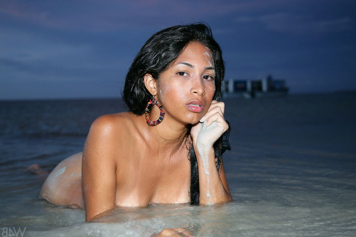 21P, la jeune Latina Ruth Medina expose ses petits seins et son délicieux cul en plein air.