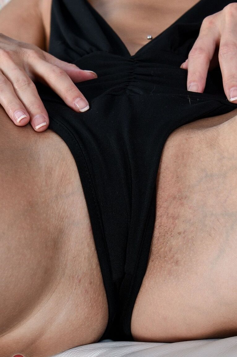 21P Christy Love, mature et ringard, dévoile son corps mince et étire sa chatte