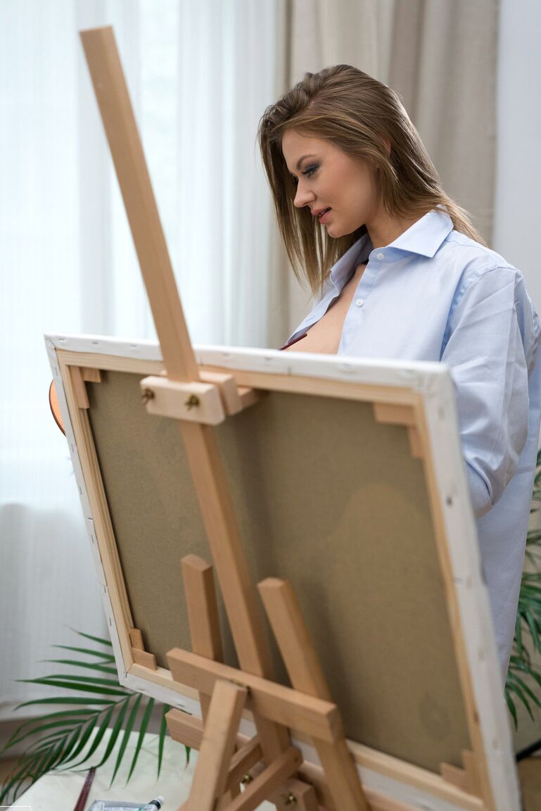 17P Model Amira Adara poses for painter Merry Pie and it turns into lesbian sex