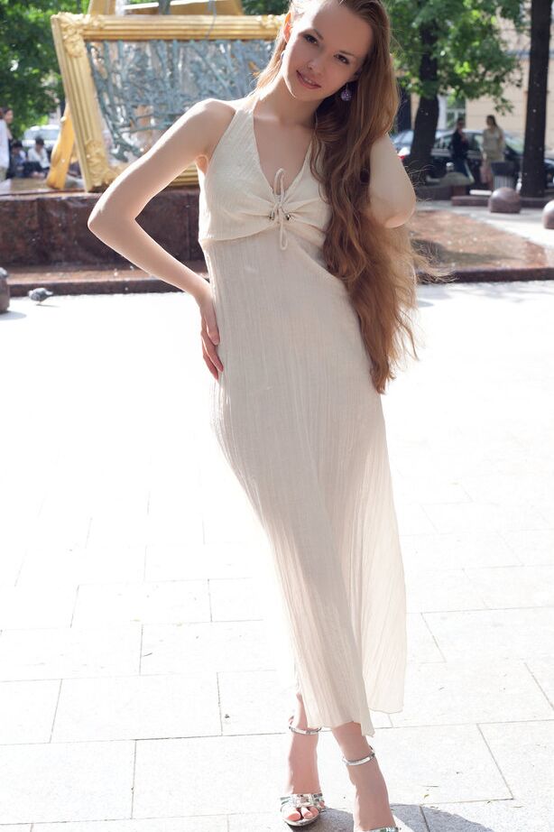 16P La encantadora jovencita de pelo muy largo Virginia Sun se libera de un vestido