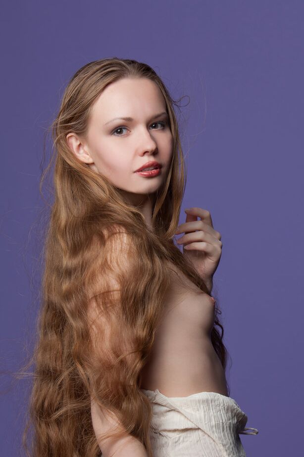 16P La encantadora jovencita de pelo muy largo Virginia Sun se libera de un vestido
