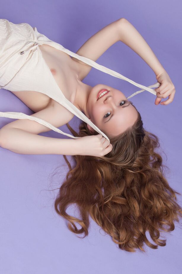 16P La encantadora jovencita de pelo muy largo Virginia Sun se libera de un vestido