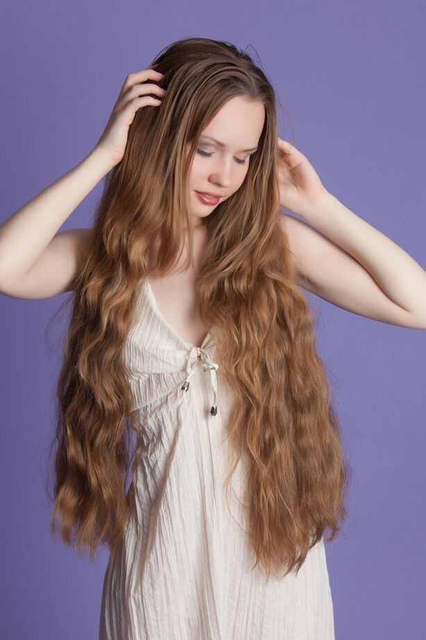 16P La encantadora jovencita de pelo muy largo Virginia Sun se libera de un vestido