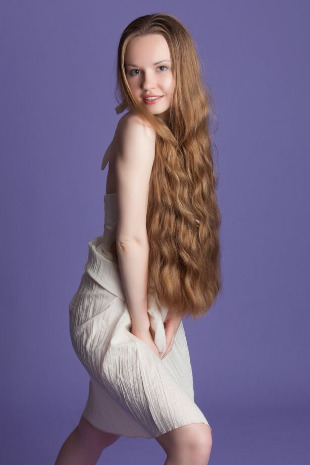 16P La encantadora jovencita de pelo muy largo Virginia Sun se libera de un vestido