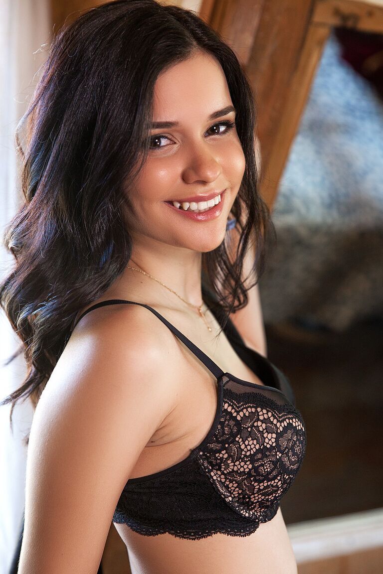 10P Boneca morena linda Salena Storm mostrando o cuzinho em lingerie preta