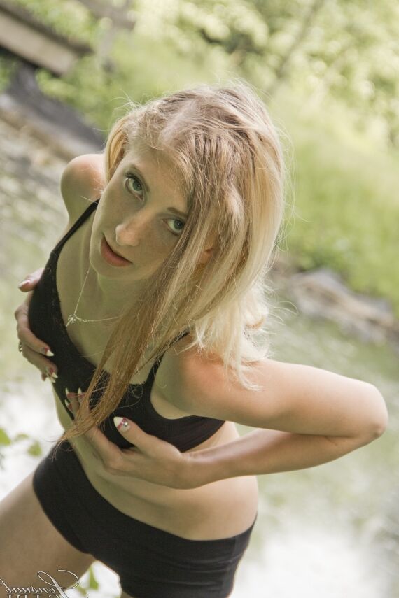10P Rubia delgadita descubre sus diminutas tetas mientras se desnuda junto al estanque