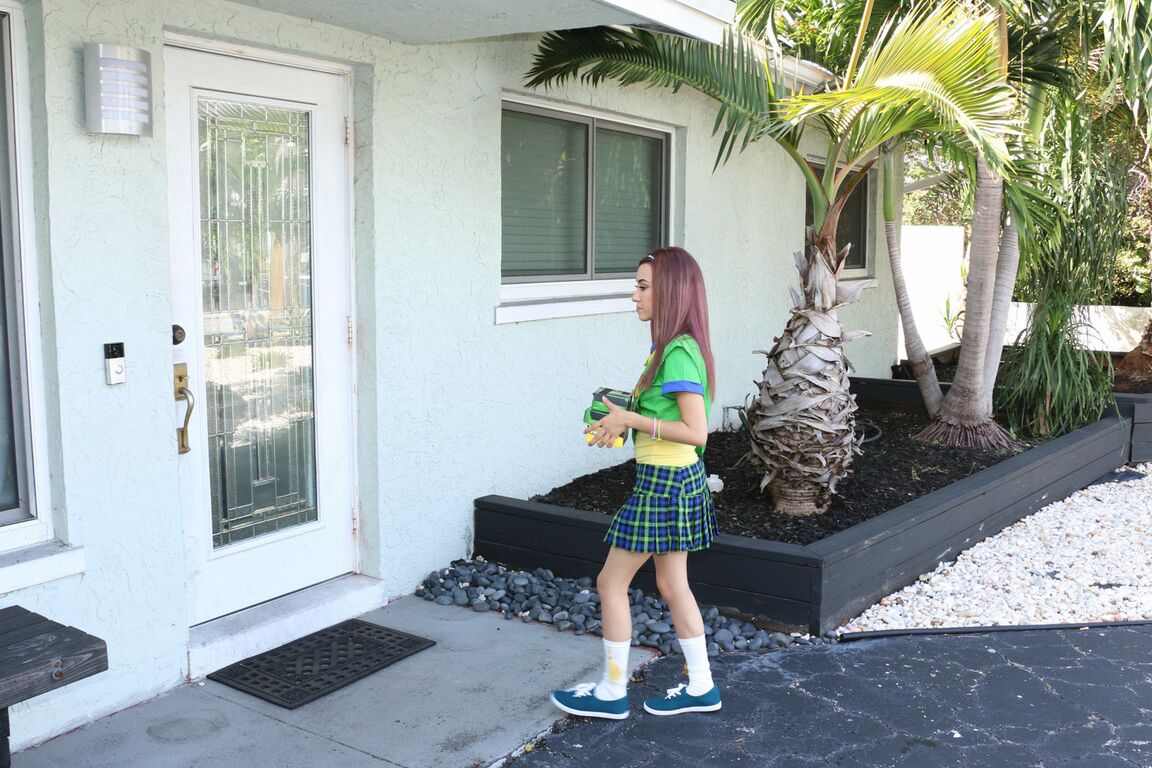 21P Pequena adolescente de cabelos compridos de uniforme Kiley Jay levando um longo dong dentro de sua buceta
