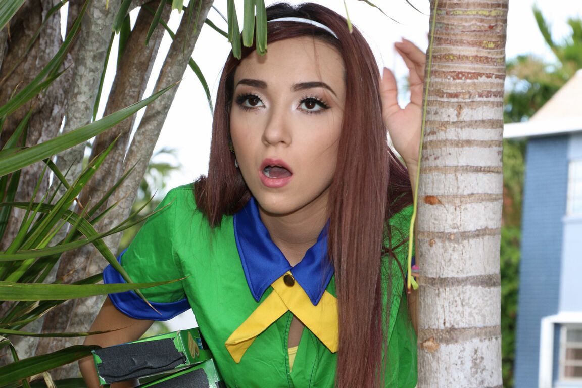 21P Pequena adolescente de cabelos compridos de uniforme Kiley Jay levando um longo dong dentro de sua buceta