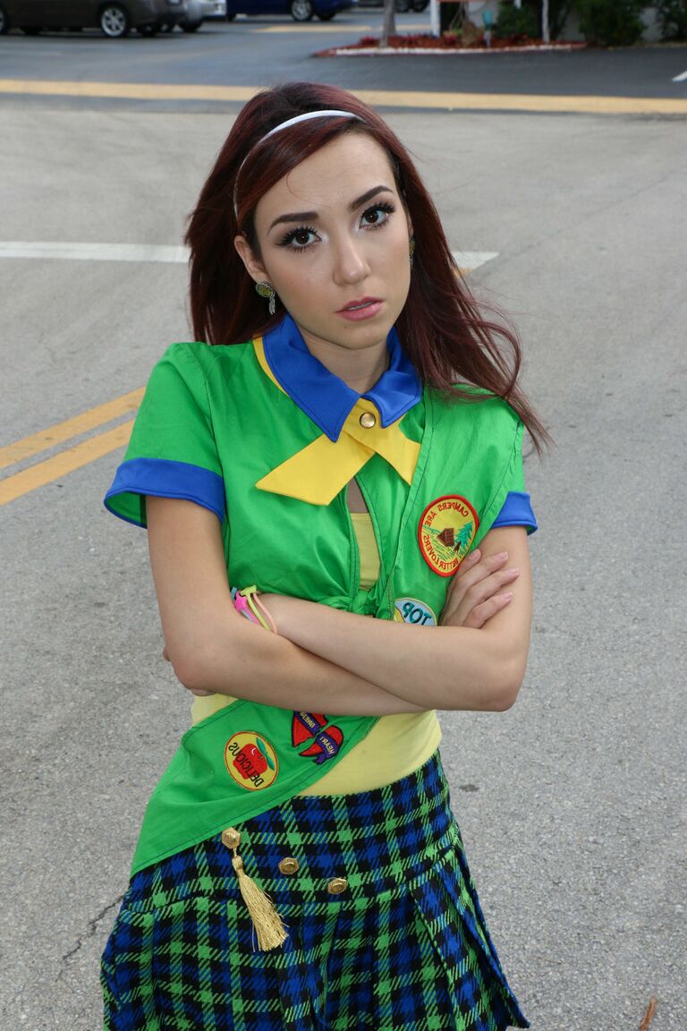 21P Pequena adolescente de cabelos compridos de uniforme Kiley Jay levando um longo dong dentro de sua buceta