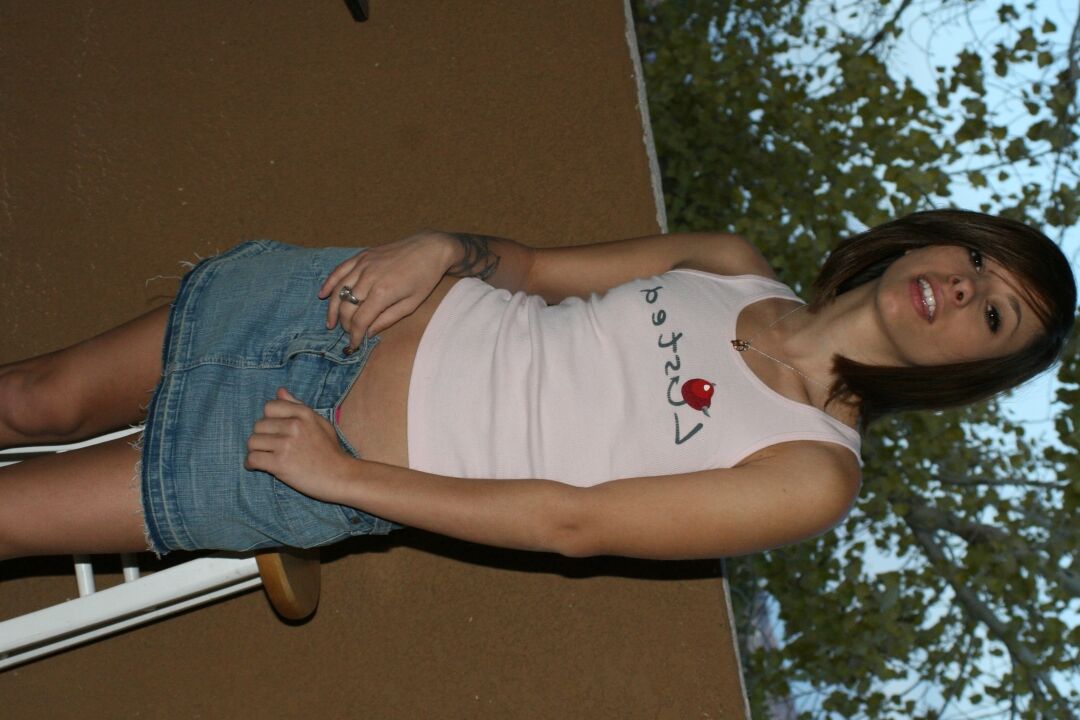 21P A adolescente doce e magra Riley Jensen expõe seus peitos minúsculos e posa nua ao ar livre