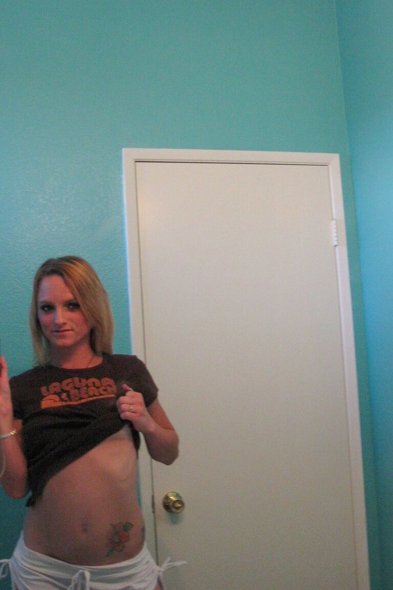 15P La puta amateur Melanie Masters mostrando sus hermosas tetas naturales