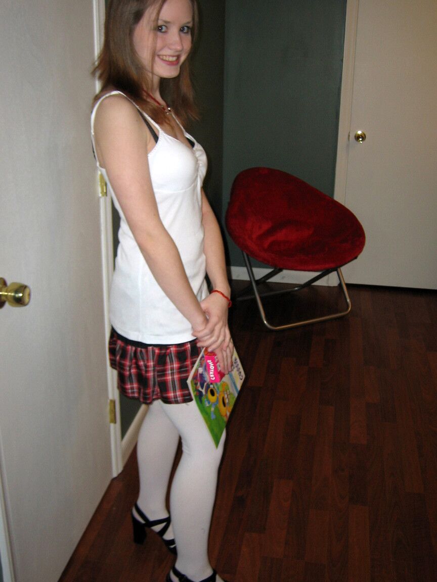 21P A linda colegial Kitty revelando seus peitos minúsculos e massageando sua buceta inocente