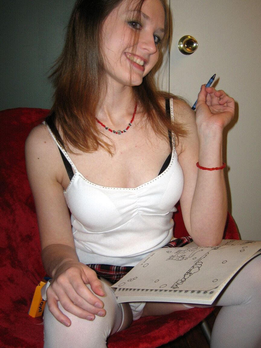 21P A linda colegial Kitty revelando seus peitos minúsculos e massageando sua buceta inocente