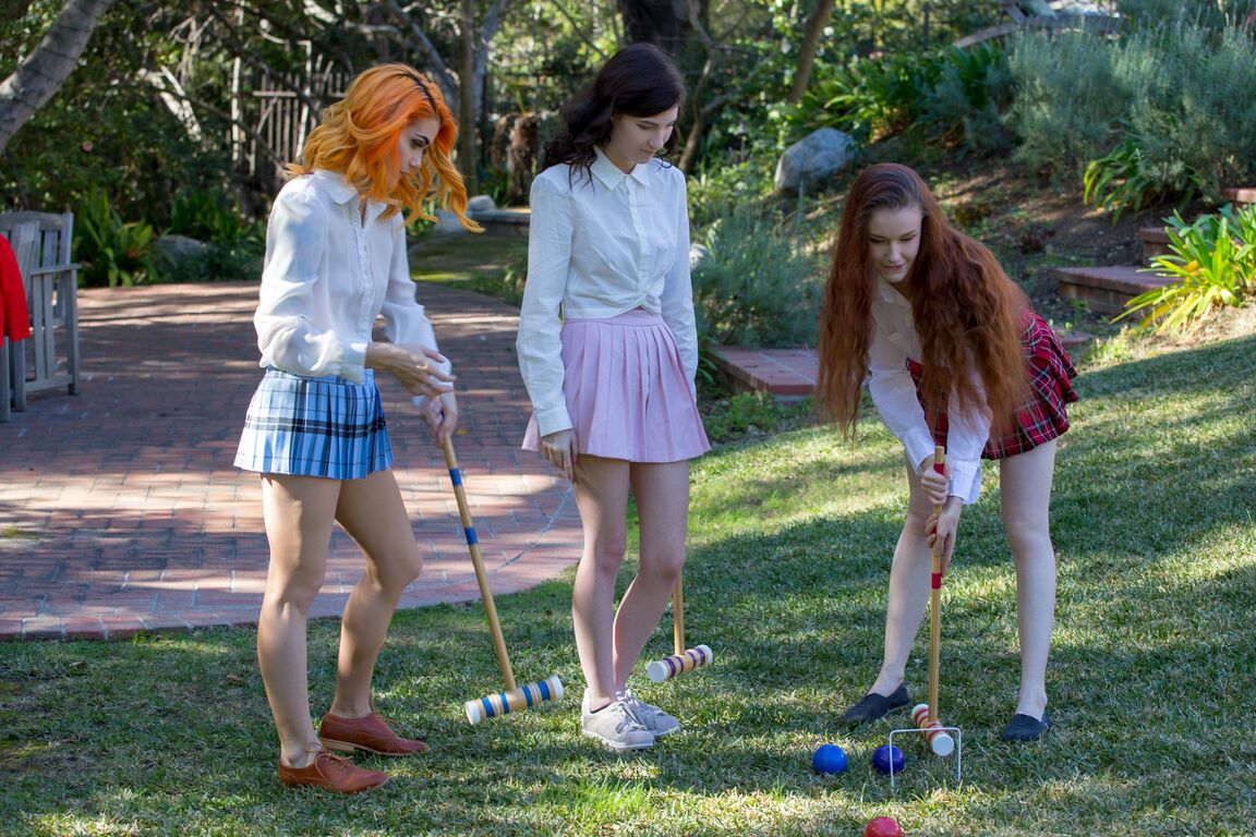 17P Ados étudiantes excitées avec trois paires de seins époustouflants jouant au croquet