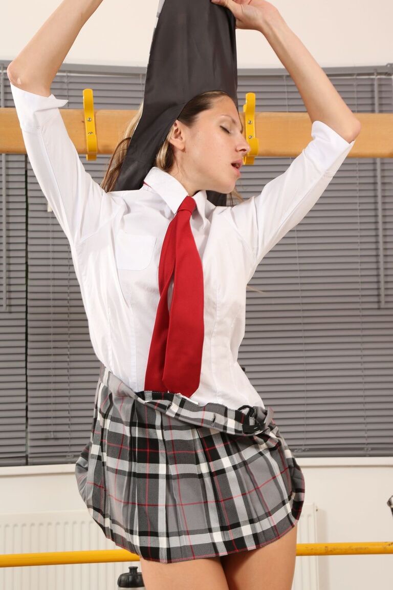21P A adolescente magrinha Gina Gerson tira o uniforme xadrez e posa nua no vestiário