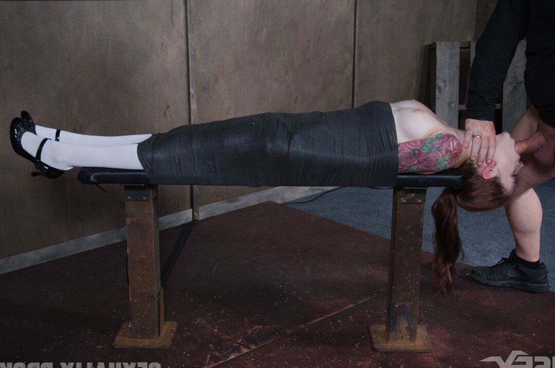 15P Mulher tatuada Anna De Ville suporta uma foda na garganta em uma mesa de bondage