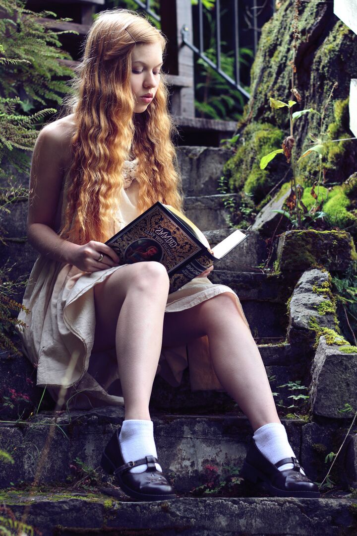 10P Dolly is little, strange and a reader