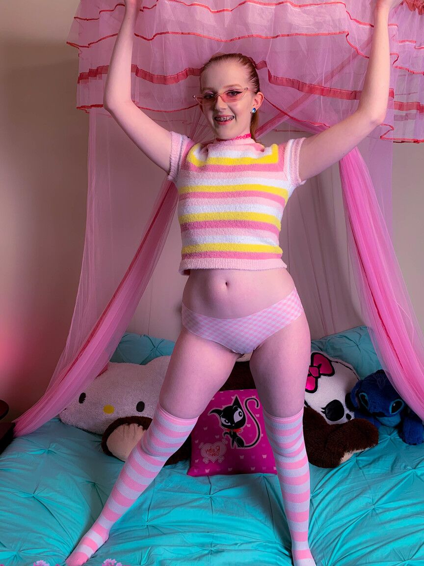 15P Petite adolescente Krystal Orchid exibindo seus suculentos seios naturais