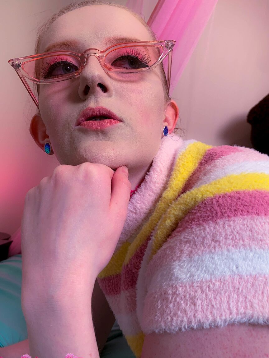 15P Petite adolescente Krystal Orchid exibindo seus suculentos seios naturais