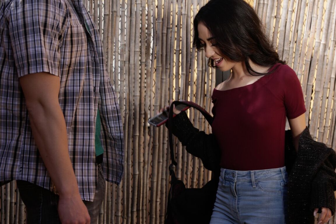 21P Nena morena súper caliente Kiley Jay chupando polla y siendo follada duro