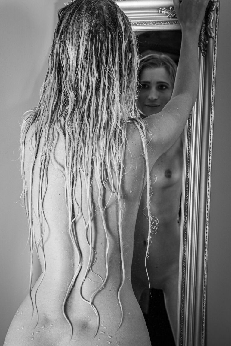 21P La glamorosa rubia Lisa Dawn haciendo alarde de su pequeño cuerpo en la ducha