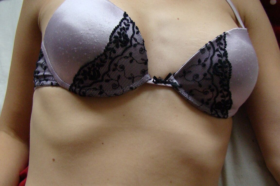 21P La joven checa Bianca Ferrero se quita la lencería sexy mientras se despierta