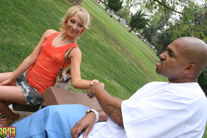 16P La MILF blonde amateur Alexa Lynn flirte avec un mec noir lors de leur premier rendez-vous