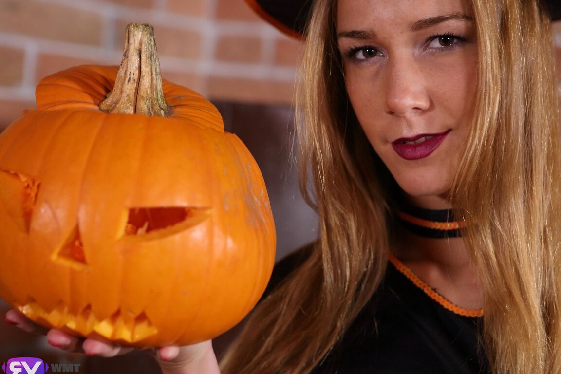 21P La star du porno mince en résille Alexis Crystal se frotte la chatte à Halloween
