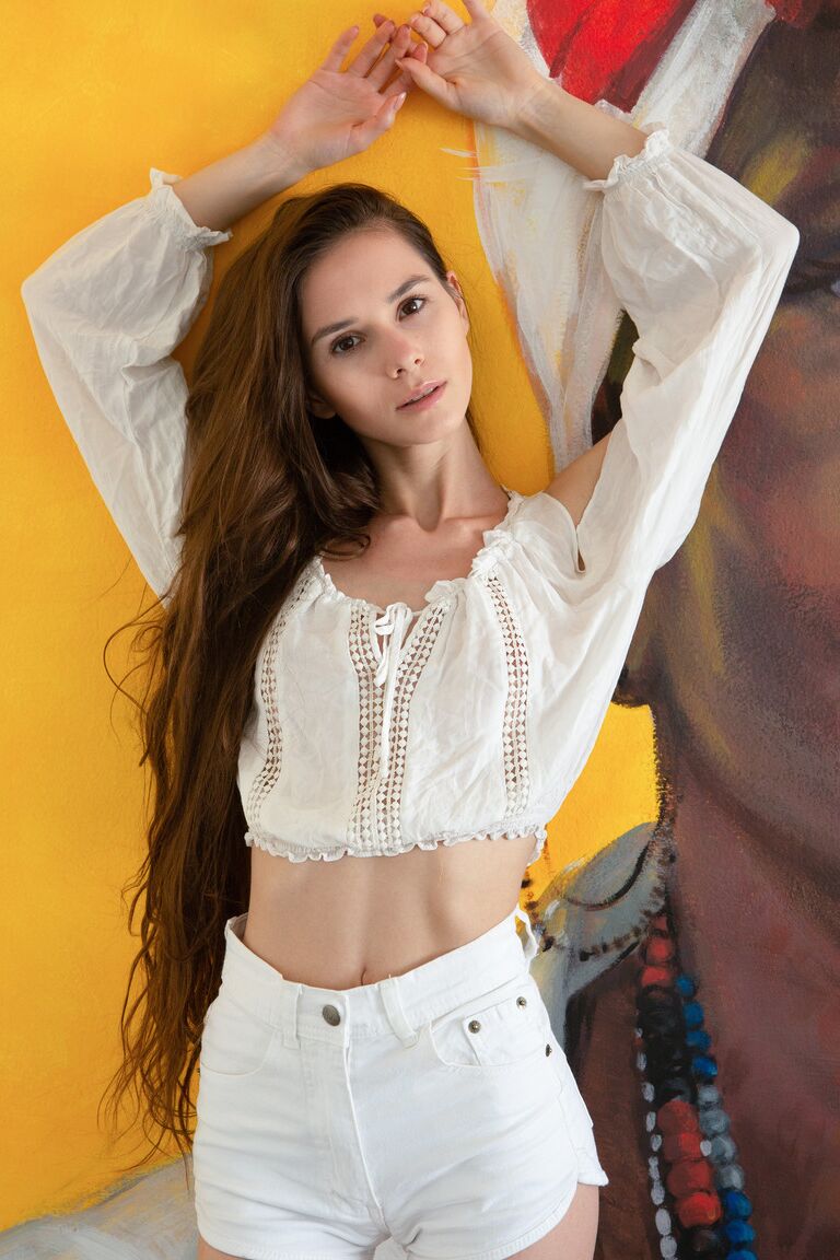 21P La amante del arte leona mia mostrando cada centímetro de su esbelto cuerpo desnudo