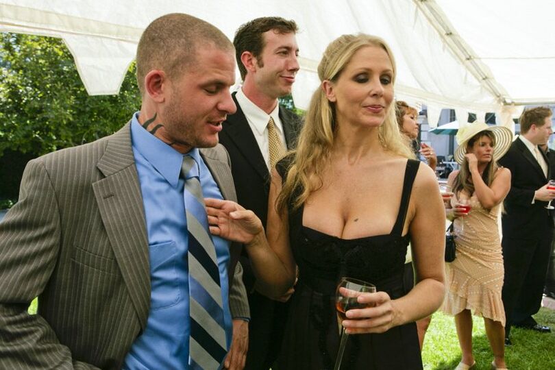 21P A sorrateira Nikki Rhodes leva uma surra secreta no casamento do noivo de sua amiga