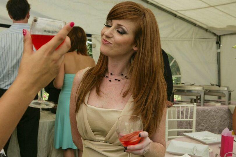 21P A sorrateira Nikki Rhodes leva uma surra secreta no casamento do noivo de sua amiga
