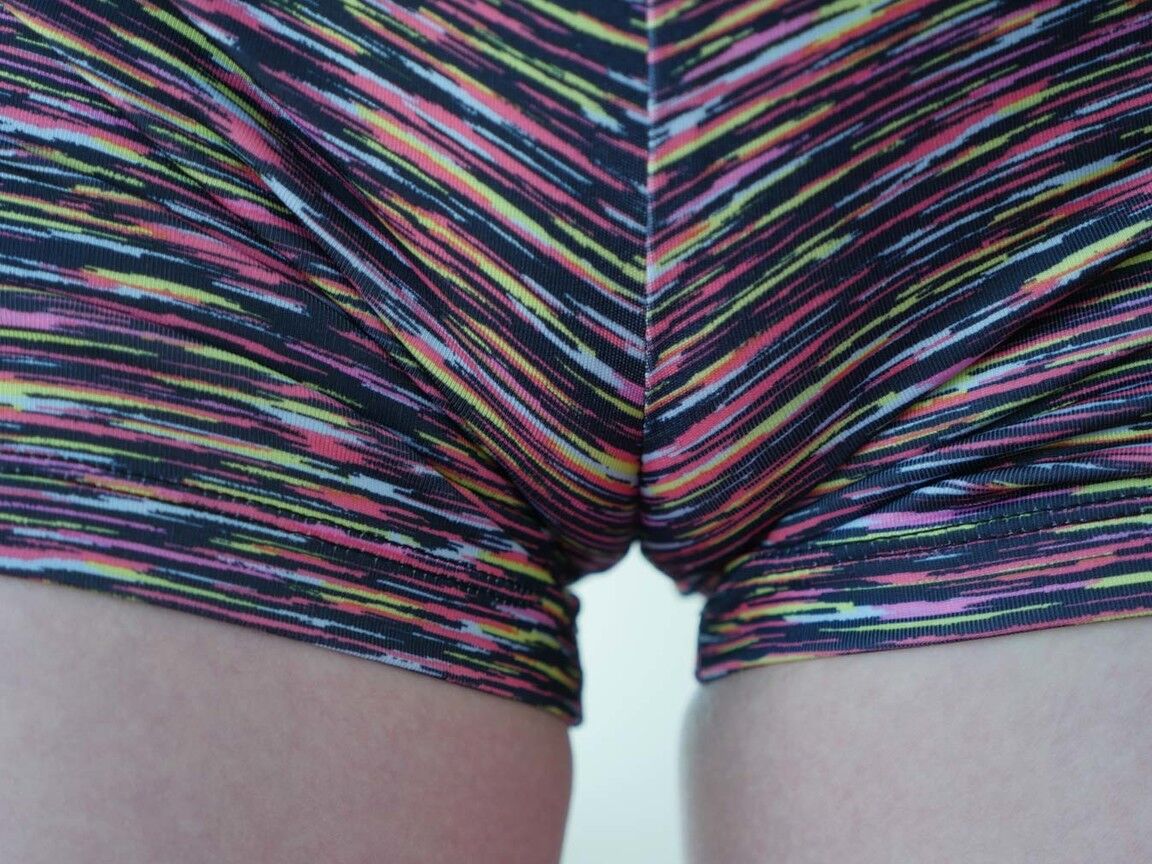 16P La petite rousse adolescente Dolly Little montre son incroyable orteil de chameau dans un short sexy
