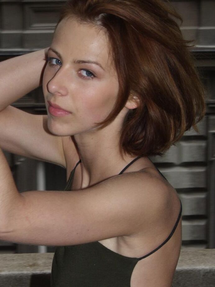 15P Une adolescente mince aux cheveux roux prend des poses nues tentantes autour de sa maison