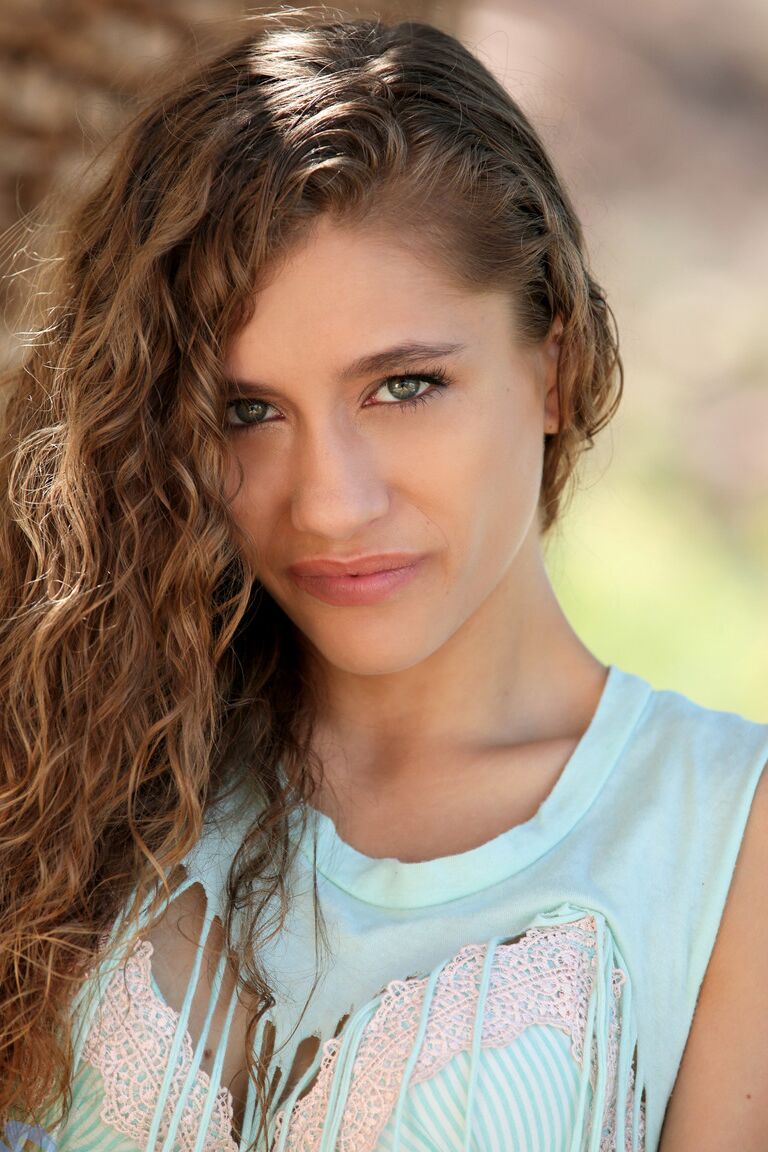 21P Adorable adolescente con ojos lujuriosos Rebel Lynn se desnuda