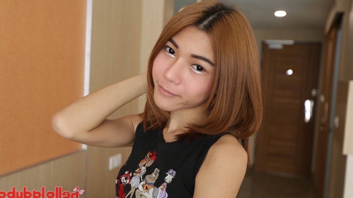 12P Ladyboy tailandês de 19 anos é fodido e chupa um pau de turista e ganha um