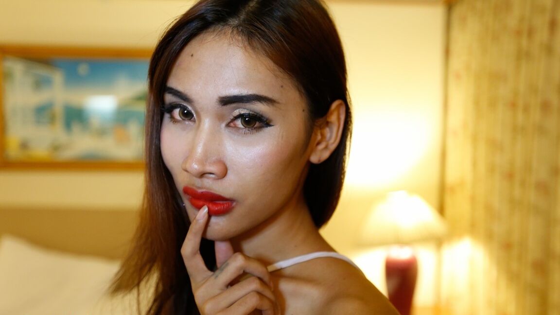 12P Ladyboy tailandês com tesão de 24 anos recebe tratamento facial de turista