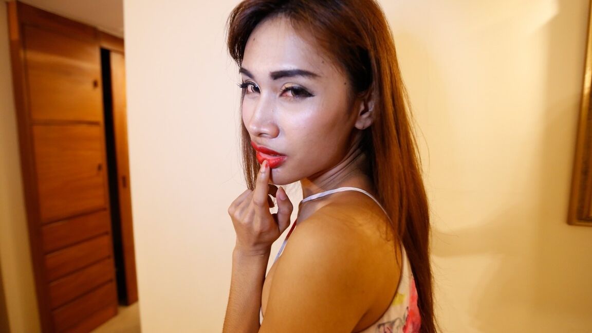 12P Ladyboy tailandês com tesão de 24 anos recebe tratamento facial de turista