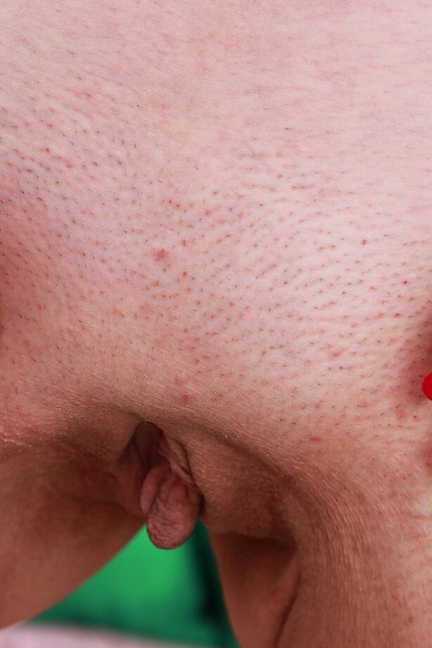16P La flaca rubia Janotova se desnuda para masturbarse la vagina afeitada