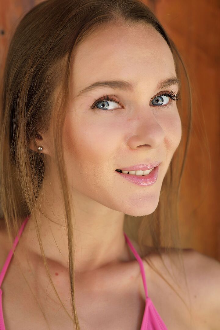 12P Slender solo girl work free of jean shorts to model totally naked on a bench