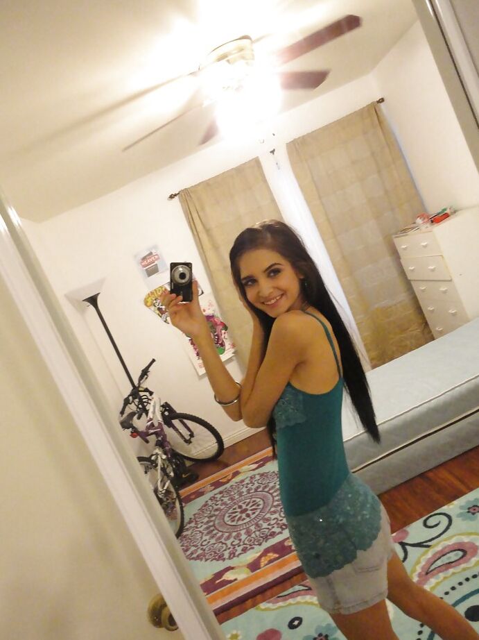 16P Zoey Kush, une femme élancée, abandonne son short et son haut tout en prenant des selfies