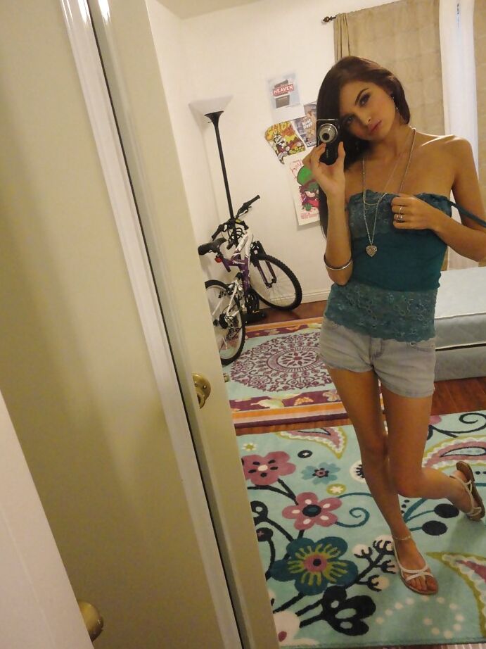 16P Zoey Kush, une femme élancée, abandonne son short et son haut tout en prenant des selfies